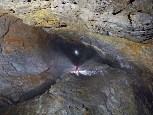 Die Höhlenforscher im Einsatz: Aufstieg am Seil im 109 Meter tiefen Riesenschacht Tonion in Neuberg.  | Foto: Lukas Plan