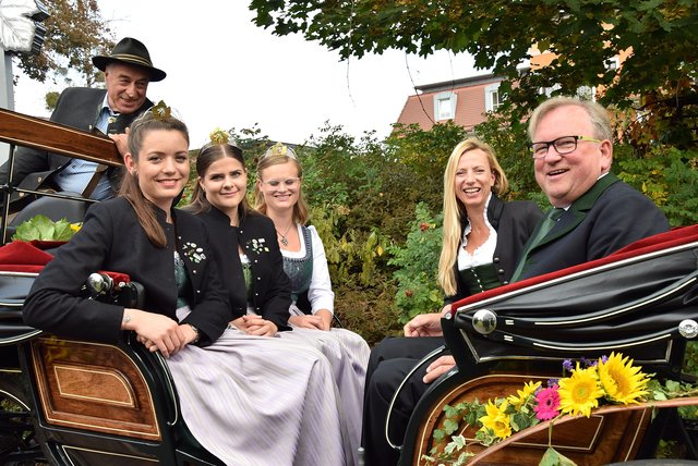 Auch mit der Kutsche unterwegs im Festzug: Bürgermeister Karl Wratschko mit Ministerin Juliane Bogner-Strauss und den drei steirischen Weinhoheiten.  | Foto: Anton Barbic