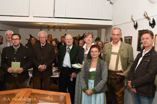 Ausstellungseröffnung „130 Jahre Jagdgesellschaft Gumpoldskirchen“: GGR Ernst Spitzbart, Hans-Georg Hühnel, Bezirksjägermeister Johannes Unterhalser, Kurt Mayer, OSR Brigitte Krüger, GGR Dagmar Händler, Bezirkshauptmann Philipp Enzinger und Vizebürgermeister Jörgen Vöhringer. 