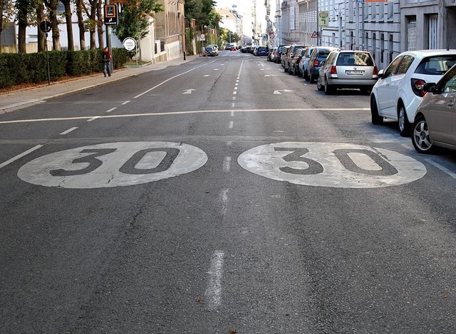 Die 30er-Zone in der Jacquingasse ist klar markiert und sichtbar. Dennoch halten sich viele Autofahrer nicht daran.  | Foto: Gress