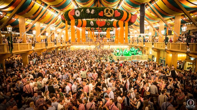Im Schützenfestzelt