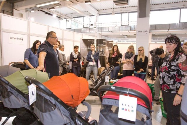 Gerhard Wagner von "Knorr Baby" zeigte auf was man beim Kinderwagenkauf achten soll. | Foto: Susi Graf/Brandboxx