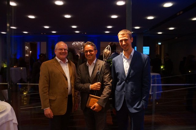 Spaß hat das Team der Generationen Handwerkstatt nicht nur beider Arbeit. Koordinator Jörg Tieze, Geschäftsführer Werner Sterneder und Raphael Riedler sind einfach "happy" über ihren Preis. | Foto: Anita Marchgraber