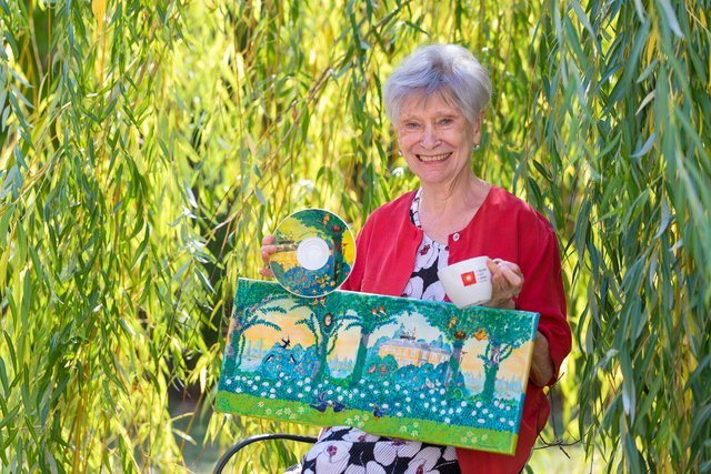 Das Kunstwerk "Mein Lebensgarten" von Heidemarie Augustynowicz wurde auf Geschirr verewigt. | Foto: Foto: KWP/Schedl