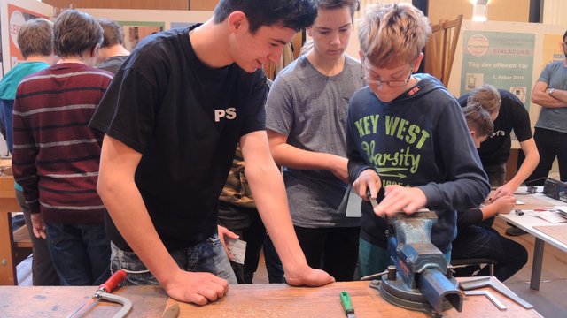 &lt;f&gt;Im Rahmen der "Kick Start Aktivmesse"&lt;/f&gt; können sich die Schülerinnen und Schüler über Bildungsmöglichkeiten informieren | Foto: KK