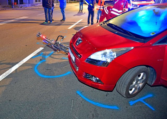 Der Autofahrer übersah den Radfahrer beim Abbiegen in Volders.