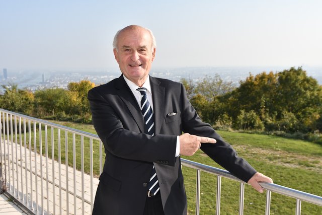 Mit Blick über Wien: Adi Tiller feierte sein Abschiedsfest im Restaurant am Kahlenberg.