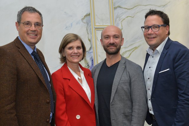 Der Zukunftsforscher Florian Kondert lieferte mit seinem Vortrag zum Thema "Die Rache des Analogen – Risiken und Chancen der Digitalisierung" den Stoff für eine angeregte Diskussion. Bildungslandesrätin Barbara Schöbi-Fink dankte der ARGE Erwachsenenbildung und ihrem Vorsitzenden Hans Rapp für deren Engagement im Sinne des lebensbegleitenden Lernens und die Gestaltung des hochwertigen Fort- und Weiterbildungsprogrammes in Vorarlberg. | Foto: A. Serra