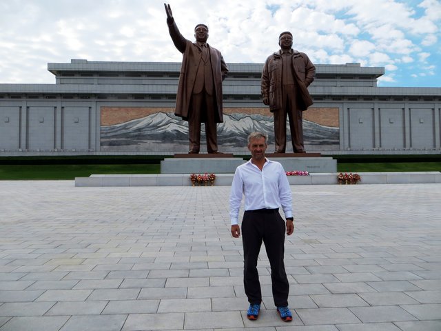 Extrembergsteiger Christian Stangl vor den Statuen von Kim Il Sung und Kim Jong Il | Foto: Stangl