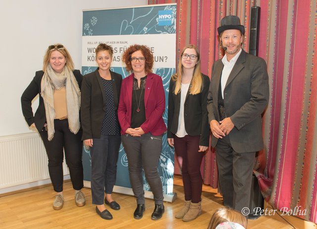 Das Hypo Team - Regionaldirektorin Anna Ramsbacher, Nadine, Michaela, Marion samt Zauberer Martin Haderer | Foto: Peter Bolha