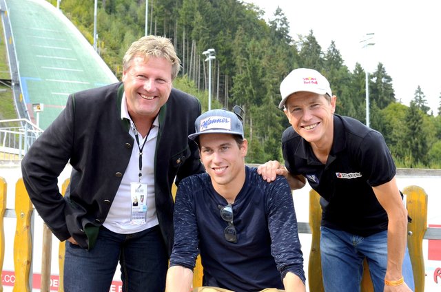 Bernhard Zauner (Präsident UVB Hinzenbach) mit Lukas Müller und Andi Goldberger beim FIS Sommer Grand Prix der Skispringer in Hinzenbach 2016. | Foto: UVB Hinzenbach/Günter Viehböck