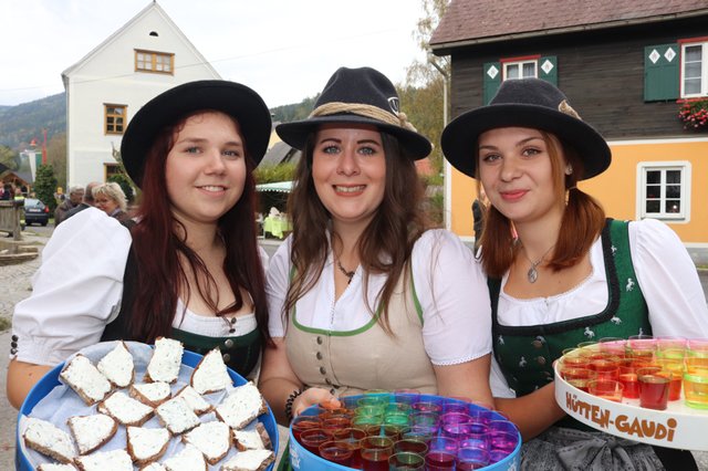 Die Landjugend aus Geistthal bewirtete die Gäste mit Köstlichkeiten. | Foto: Cescutti