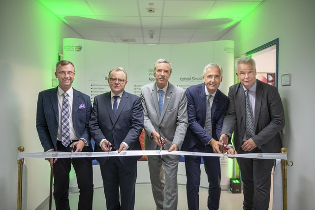Durschnitten gemeinsam das Band bei der Eröffnung:  BM Norbert Hofer, LH Hans Niessl, JR-Geschäftsführer Wolfgang Pribyl, IV-Präsident Manfred Gerger und Forschungsgruppenleiter Franz-Peter Wenzl | Foto: JOANNEUM RESEARCH/Bergmann