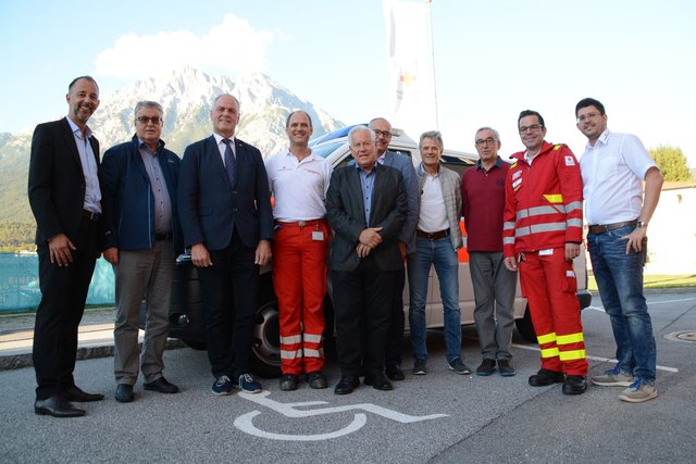 Bezirksstellenleiter Thomas Praxmarer, der ehemalige Bezirksgeschäftsführer Robert Struggl, Bezirkshauptmann IL Dr. Herbert Hauser, NEF-Stützpunktleiter Gabriel Wehinger, der ehemalige NEF-Beiratsvorsitzende Bgm.a.D. Helmut Kirchmair, der ehemalige Bezirksstellenleiter DI Anton Mederle, MR Dr. Maximilian Zimmermann, MR Dr. Reinhard Strigl, Leiter Rettungsdienst Telfs Reinhard Heiss, Bezirksgeschäftsführer Mag. Daniel Struggl (v.l.n.r.).