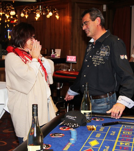 Nach einer Schrecksekunde antwortete Sabine auf Hansis Frage mit "Ja" | Foto: Casino Seefeld