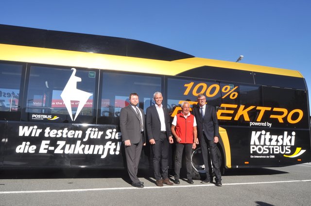 E-Bus präsentiert: Christian Schretthauser (ÖBB Postbus, Verk.-leiter Zell am See, Wolfram Gehri (ÖBB-Postbus Regionalleiter, BAG-Vorstand Josef Burger, Bgm. Klaus Winkler.