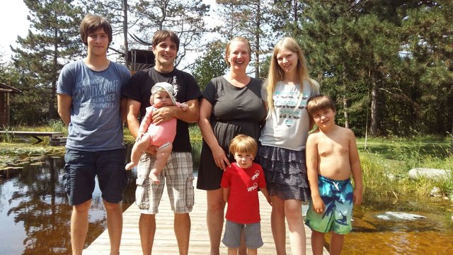 &lt;f&gt;Patchwork Family:&lt;/f&gt; Laetizia und Amon aus Gänserndorf-Süd mit ihren fünf Kindern. | Foto: privat