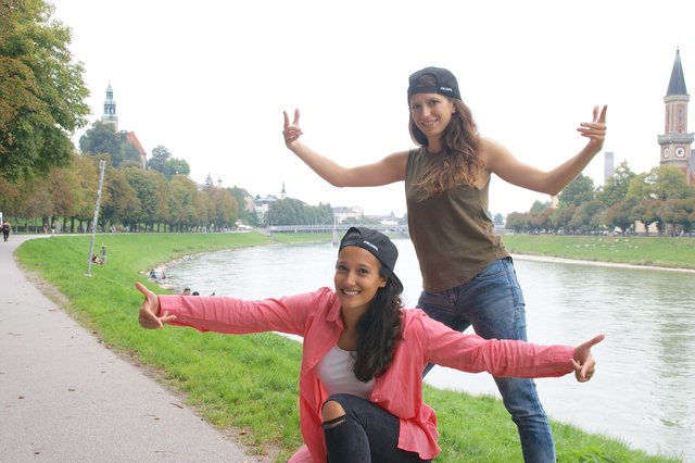 Die Salzburgerinnen Farah Deen (vorne) und Olivia Mitterhuemer freuen sich auf das urbane Tanzfestival.