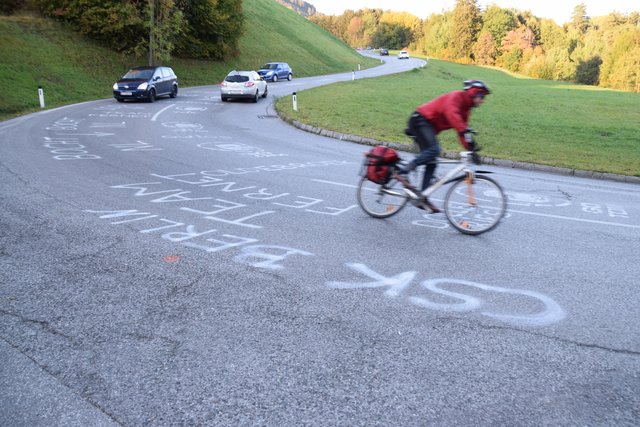 &lt;f&gt;Es gibt zahlreiche Schmierereien&lt;/f&gt; auf der Streckenführung, die wohl nur demjenigen etwas sagen, der sie erstellt hat.