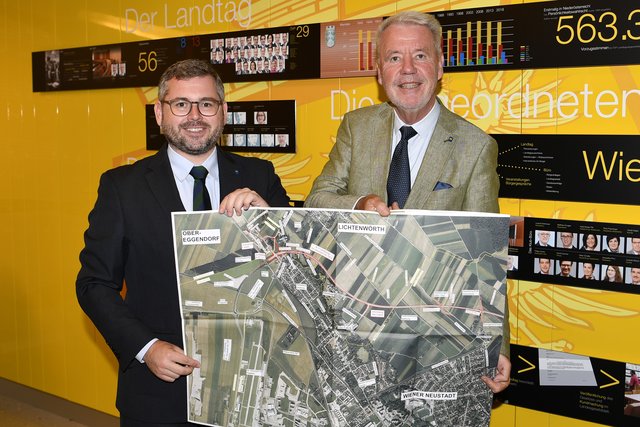 Landesrat Ludwig Schleritzko und Bürgermeister Klaus Schneeberger mit dem Plan zur Ostumfahrung.