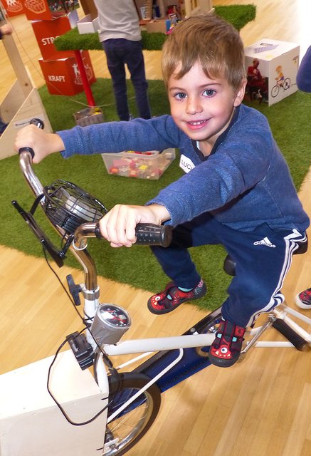Technik erleben und im wahrsten Sinne des Wortes begreifen – das Interesse bei den Kindern ist riesengroß.