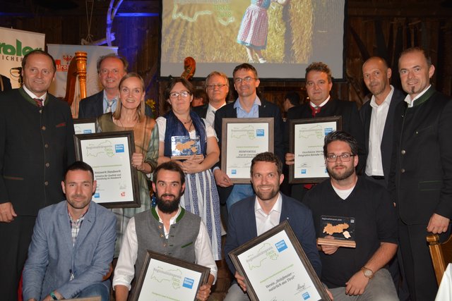 Die Preisträger aller Kategorien mit den Übergebern der Urkunden, Vertreter von Bezirksblätter mit Partner Land Tirol, Landwirtschaftskammer und Tiroler Versicherung.
