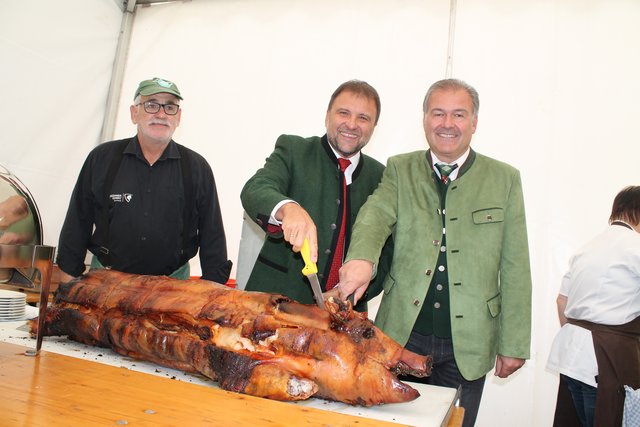 Ernst Knes und Günter Riedenbauer schnitten das Spanferkel von Franz Zach an. | Foto: NOVA