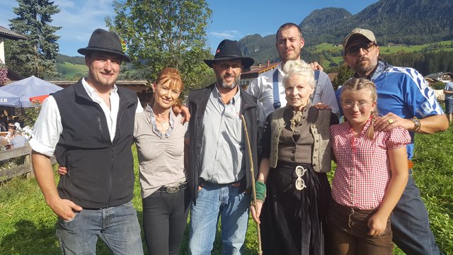 Die Kronthaler-Family mit Vivienne Westwood beim seltenen Familienfoto: Lukas, Julia, Martin, Gregor, Vivienne Westwood, Alina uns Andreas (v.l.). | Foto: Moser