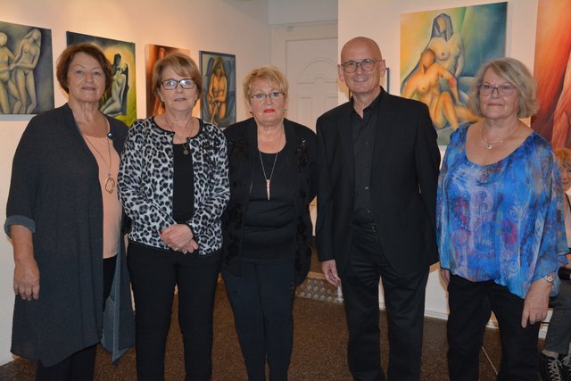 ARTirol-Obmann Franz Bode stellte die vier Künstlerinnen bei der Vernissage vor: Angela Nacci, Brigitte Skrivan, Georgine Striede und Hannelore Rueland (v.l.).
 | Foto: Veronika Spielbichler