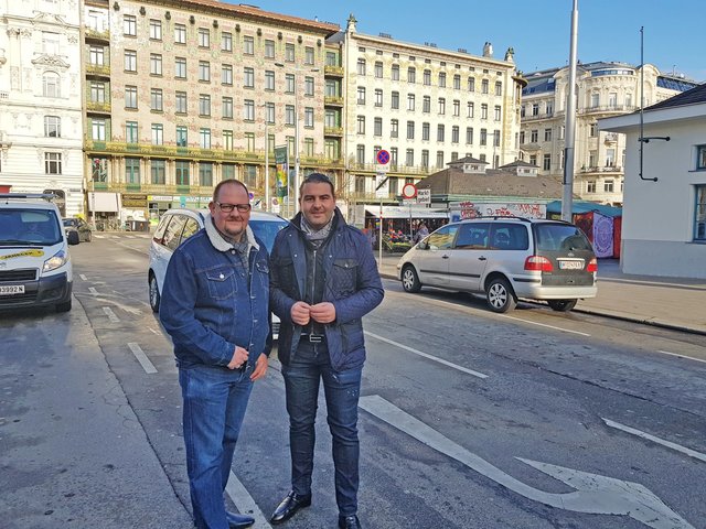 &lt;f&gt;Verkehrs-Hotspot Kettenbrücke:&lt;/f&gt; FPÖ-Klubobmann Robert Sedlak (l.) und FPÖ-Bezirksparteiobmann Leo Kohlbauer. | Foto: FPÖ Mariahilf