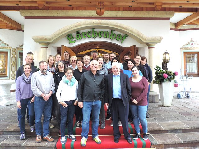Mitarbeiter der Tiroler Landwirtschaftskammer mit Hans Bachler und Lärchenhof-Inhaber Martin Unterrainer.