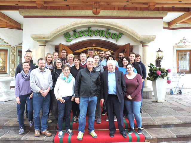 Mitarbeiter der Tiroler Landwirtschaftskammer mit Hans Bachler und Lärchenhof-Inhaber Martin Unterrainer. | Foto: Schwaiger