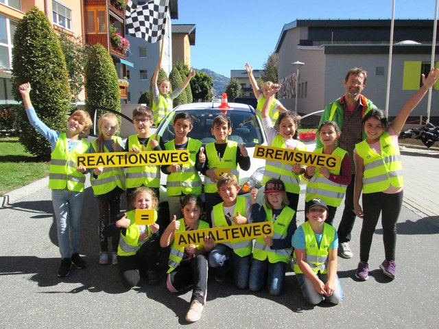 Reaktionsweg + Bremsweg = Anhalteweg. Die Schwarzacher Kinder lernten, weshalb ein Auto nicht sofort stehen bleibt.