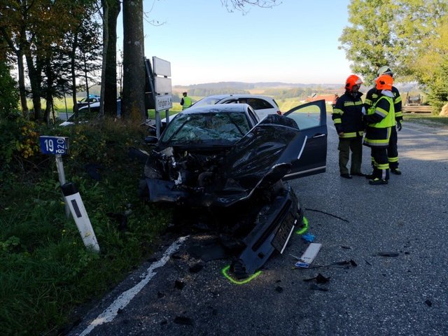 Die Feuerwehren Hohenzell und Eberschwang räumten die Unfallstelle. | Foto: FF Hohenzell