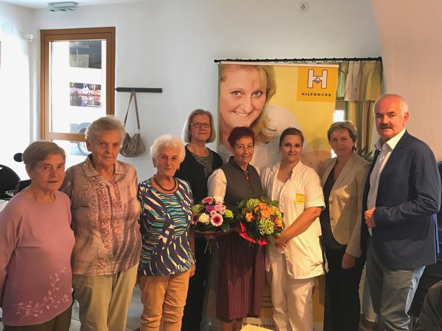 Theresia Bauer, Maria Fasching, Heide Steinmayer, Luise Buchegger, Winkler Maria, Dame vom Hilfswerk, Bürgermeister Josef Freiler.

  | Foto: Gemeinde Krumbach