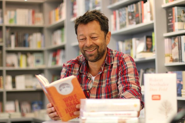 Stephan Lauf stellt uns die Neuheiten der Buchmesse vor.  | Foto: höllbacher