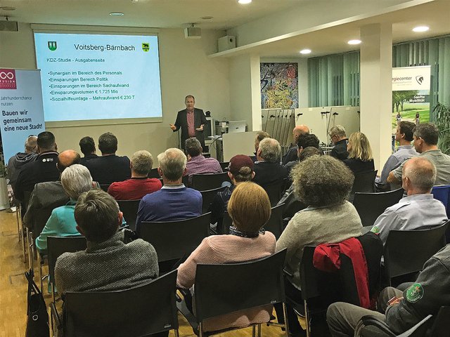 Bgm. Bernd Osprian informierte die Bärnbacher Vereinsobleute im Telepark über die Fusion. | Foto: Creative Media Kos