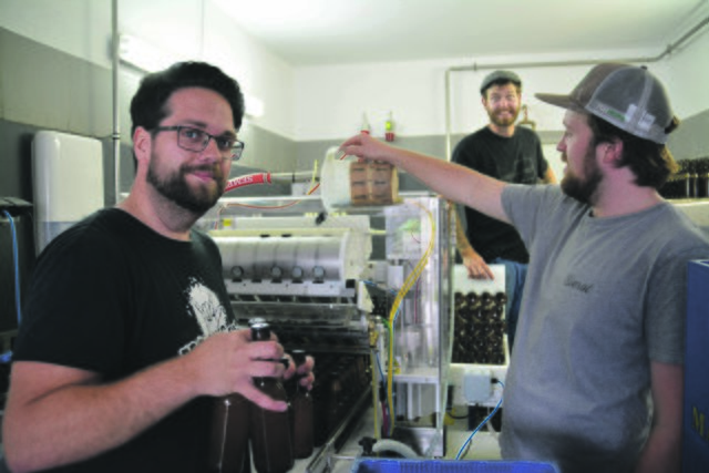 Marko Nikolic, Max Karner und Christoph Bichler (v.l.) beim Abfüllen in  der Schwoicher Manufaktur.
 | Foto: Noggler