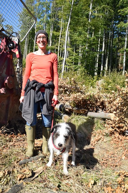 Leiterin des Biosphärenpark-Teams der Bundesforste im Forstbetrieb Wienerwald, Alexandra Wieshaider mit Leopold. | Foto: Zeiler