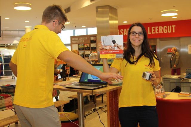Blutdruckmessen und das Gleichgewicht testen: Beim Stand der Wiener Gesundheitsförderung (WiG) setzt man auf Kontrolle.