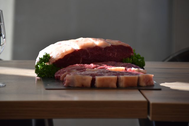 Eines der Kriterien ist die ausschließliche Verwendung von Fleisch von Kalbinnen und Ochsen, die in Tirol geboren sind.  | Foto: Fluckinger