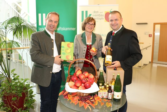 LK-Präsident Johann Mößler, Kammerrätin Helga Leopold und Siegfried Quendler (Obst- und Weinbauzentrum der LK Kärnten) appellieren an die Bevölkerung, Kärntner Apfelsaft zu genießen. | Foto: kk/LK Kärnten