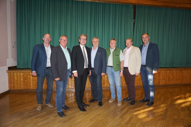 Christopher Drexler und Franz Haberl beim Ilzer Stammtisch. | Foto: WOCHE