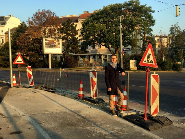 Daniel Schabauer von den Neos Rudolfsheim-Fünfhaus bei der lang erwarteten Baustelle auf der Linken Wienzeile.