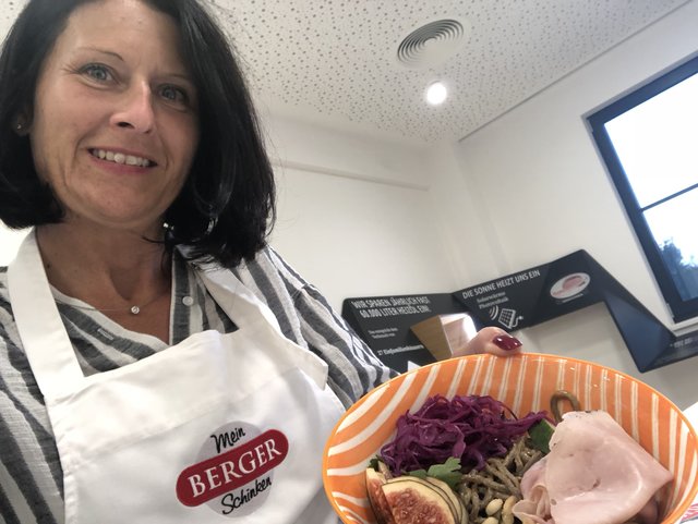 Redakteurin Karin Zeiler nach Fertigstellung ihrer Bowl mit Steinpilz-Schinken.  | Foto: Zeiler