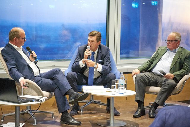 Diskutierten die Rolle der Zuwanderer in der Wirtschaft (von rechts): Christian Konrad, Peter Hanke und Moderator Peter Wesely.  | Foto: Arnold Burghardt