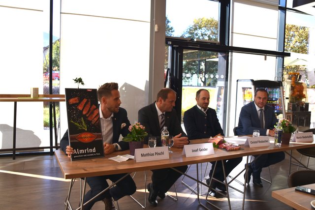 Vertreter von Spar, Tann sowie des Agrarmarketing Tirol stellten das Produkt im Eurospar Kaufpark in Kufstein vor.  | Foto: Fluckinger