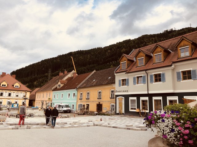 Der Hauptplatz wird erneuert, ein Nahversorger gesucht. | Foto: Verderber