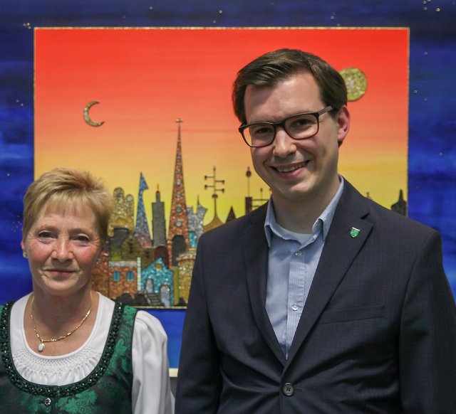 Überrascht über den Andrang zur ihrer Vernissage zeigte sich Roswitha Gruber, hier mit Bürgermeister Stefan Hofer.