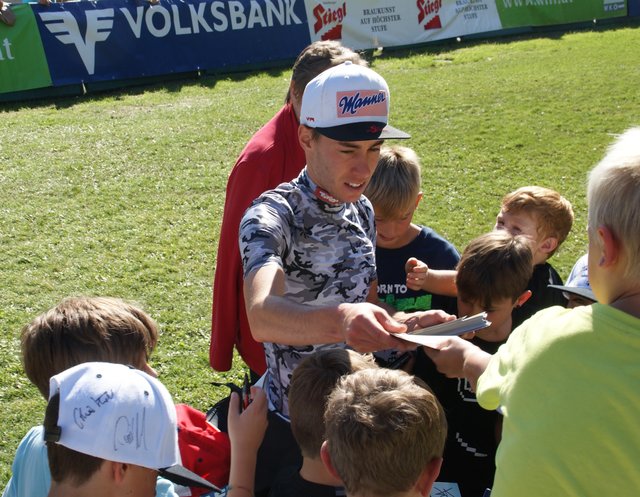 Der Pongauer Superadler Stefan Kraft landete auf Rang fünf. Nach dem Bewerb wurde er von Autogrammjägern umzingelt.